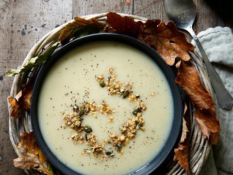 Aardappelsoep met notenpesto