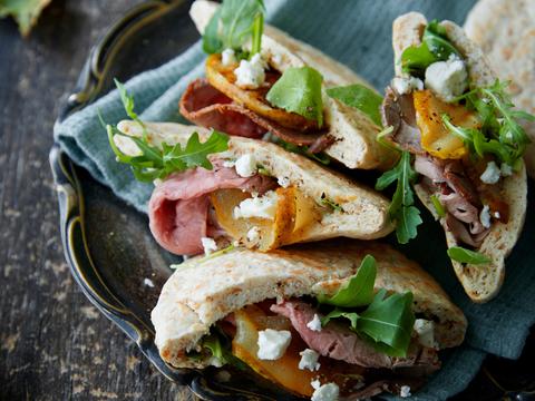 Volkorenpita met rosbief, gegrilde peer en feta