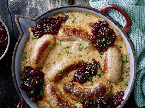 Worstjes met champignonsaus en veenbessen