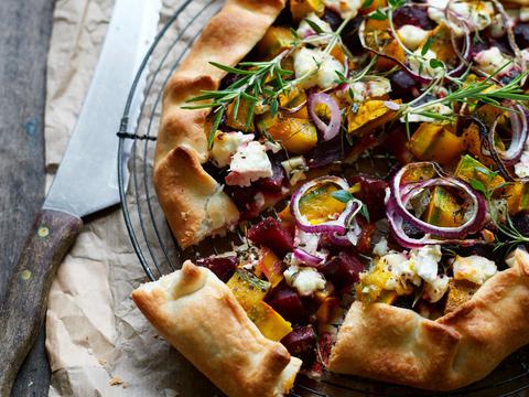 Tartelette met rode biet, pompoen en geitenkaas