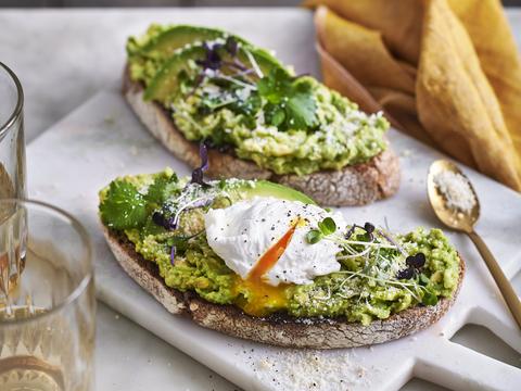 toast avocado met gepocheerd eitje