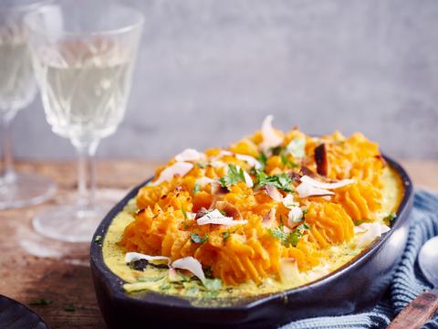 Viscurry met toefjes zoeteaardappelpuree