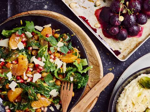 Koolsalade met krokante kikkererwten en granaatappel