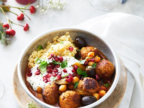 Kalfsballetjes met tomaat, paprika en olijven