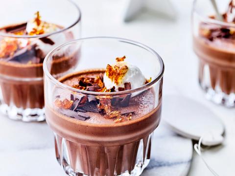 Chocolade-panna cotta met een eiwitschuimpje