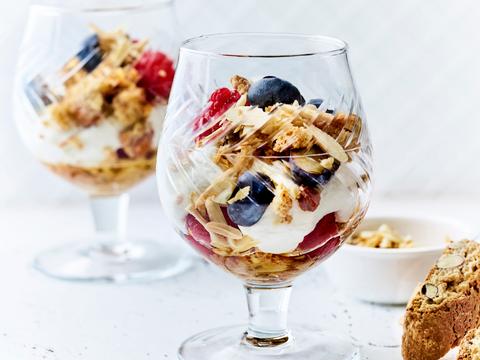 Trifle met cantuccini, bessen en amandelen