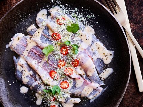 Ceviche van zeebaars met kokoscrumble