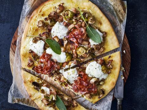 Winterpizza met geschaafde spruitjes, geitenkaas en pancetta 