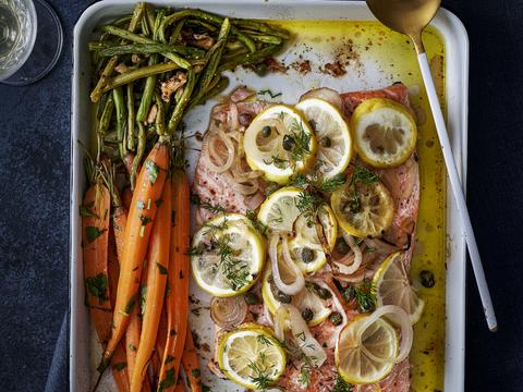 Zalm in z’n geheel met een hippe groentekrans