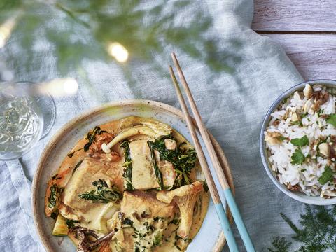 Zalmcurry met bospaddenstoelen en luxerijst