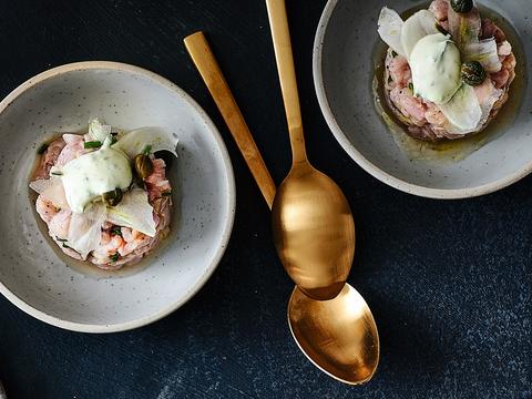 Kalfstartaar met venkel, kappertjes en dragonmayonaise
