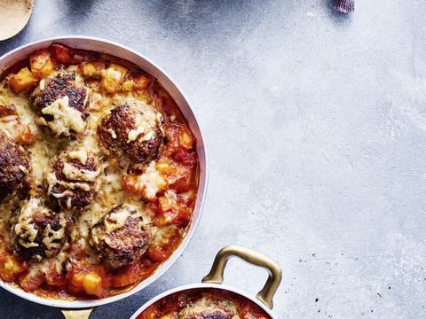 Gegratineerde rundergehaktballetjes in groentesaus
