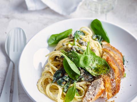 Spaghetti met kappertjes-spinaziesaus en parelhoen