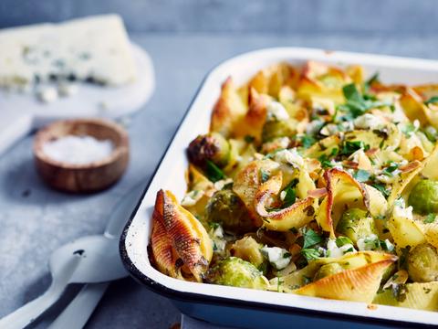 Ovenpasta met blauwe kaas en spruitjes