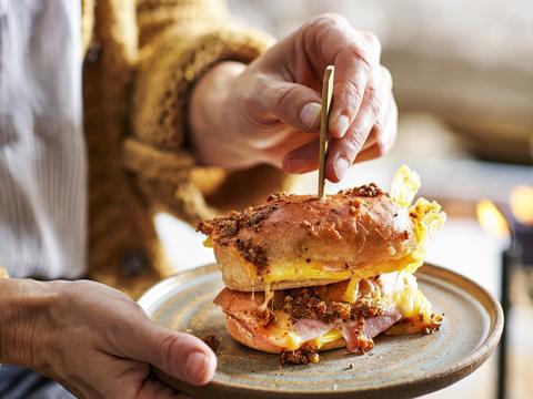Kaas-ham-ei broodjes uit de oven