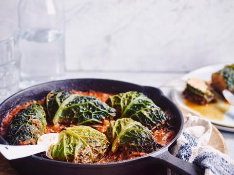 Gevulde koolbladeren in pittige tomatensaus