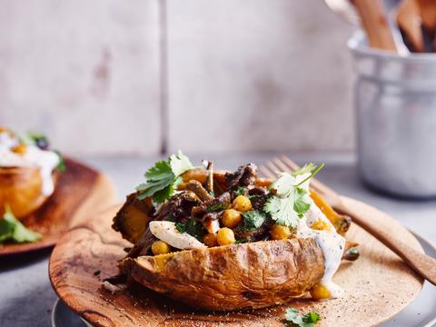 Gepofte zoete aardappel met geroosterde kikkererwten