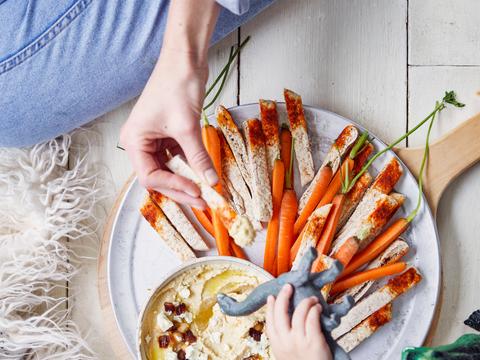 Pitasoldaatjes met zelfgemaakte hummus