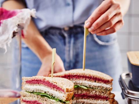 Bruine boterham met rode biet en gerookte forel