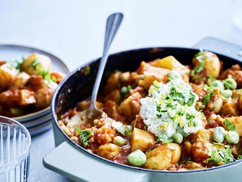 Stoofpotje van krielaardappelen, pompoen, knolselder en tuinbonen