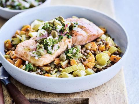 Geroosterde zalm met prei, wortelen en linzen