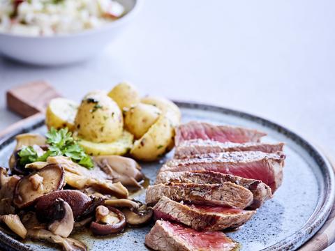 Tournedos met boschampignons, peterseliepatatjes en een witloofslaatje