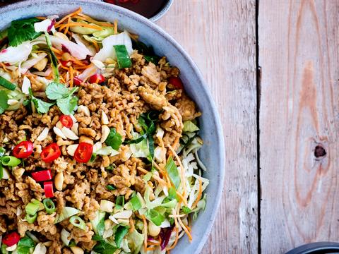 Thaise kipsalade met witte- en rodekool