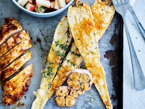 Kip met harissakorst, ovengegrilde pastinaak en een fris appelslaatje