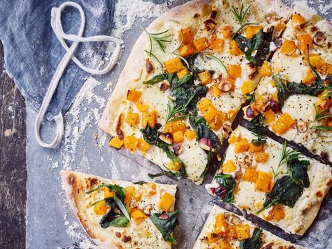 Pizza bianca met pompoen en spinazie