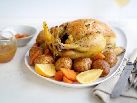 Kip uit de crockpot met aardappelen, wortelen en citroen
