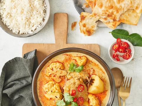Slow cooked curry met kip, bloemkool en aardappelen