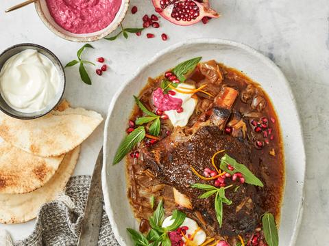 lam met granaatappel uit de slowcooker