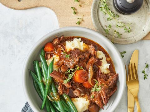 Runderstoofpotje uit de slowcooker met boontjes en puree
