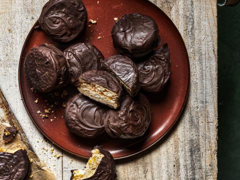 Gevulde abrikozen-kokoskoekjes omhuld met chocolade