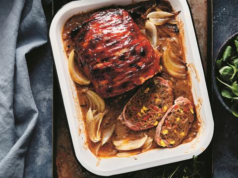 Gehaktbroodje met spek, zoete uiensaus en karnemelkpuree