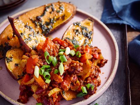 Gepofte zoete aardappel met geroosterde kikkererwten