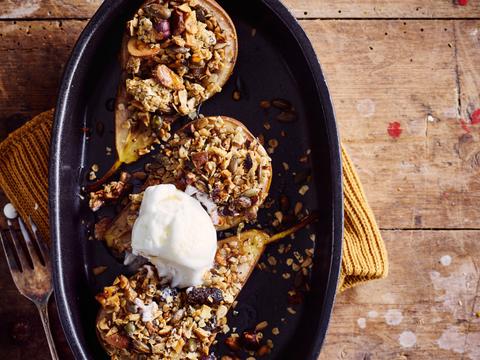 Gehalveerde peren met havermoutgranola