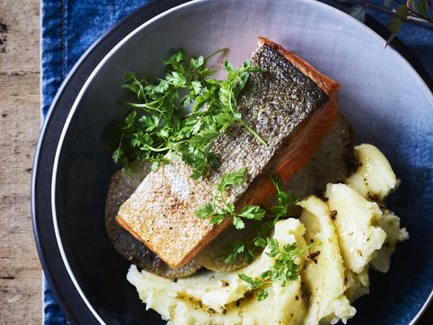 Gebrande zalm koolrabi karnemelkpuree