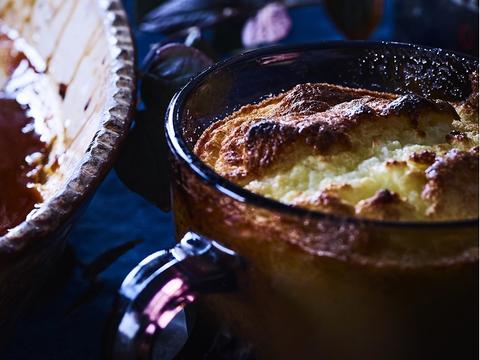 Wittechocoladesoufflé met passievrucht