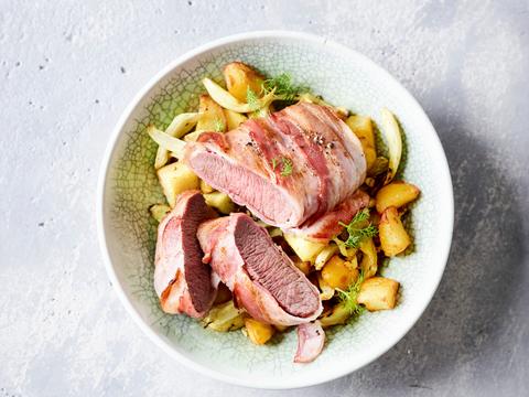Lamsmedaillons met aardappel en appel uit de airfryer