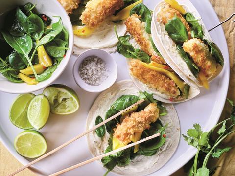 Taco’s met krokante visreepjes en spinaziemangosalade