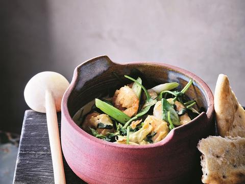 Pittige curry met scampi’s en spinazie