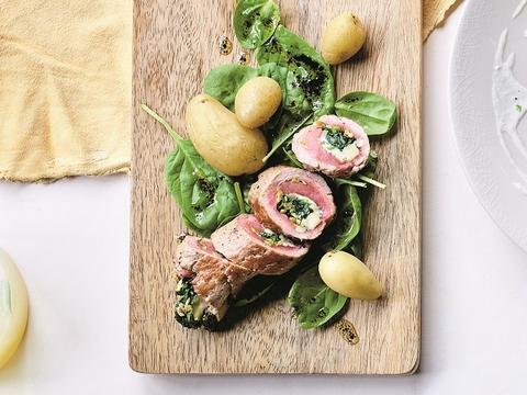 Biefstukrolletjes met spinazie en blauwe kaas