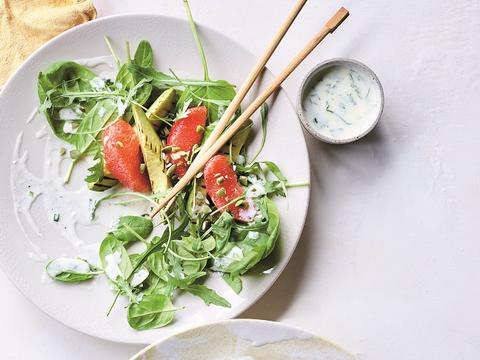 Spinaziesalade met pompelmoes en gegrilde avocado