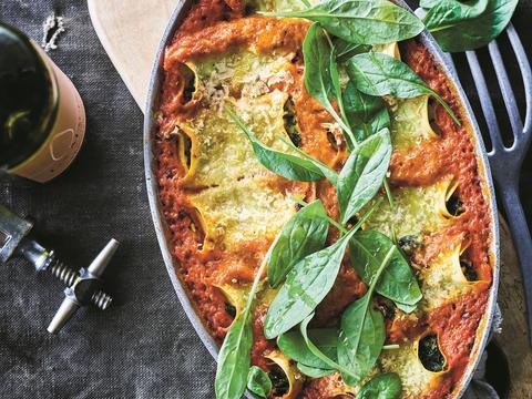 Lasagnerolletjes met spinazie, cottage cheese en paprikasaus