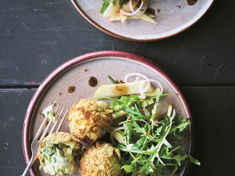 Aardappel-spinazieballetjes met rucolaslaatje