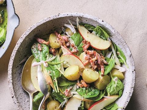 Lauwe salade van krieltjes met appel, spinazie en spekjes