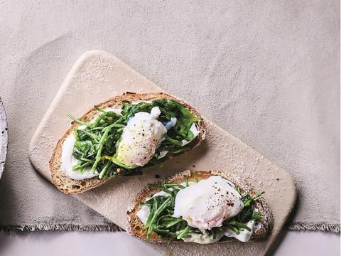 Toast met plattekaas, spinazie, zeekraal en een eitje
