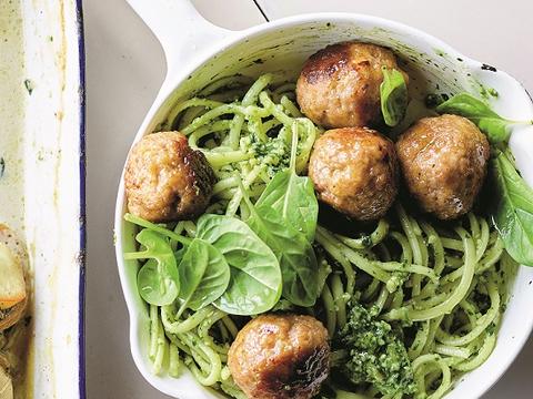 Pasta met spinaziepesto en gehaktballetjes