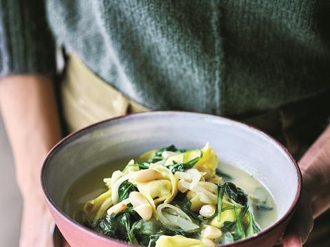 Lente-minestrone met tortellini en spinazie